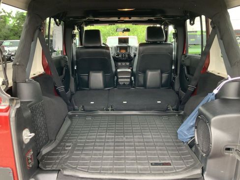 Used 2012 Jeep Wrangler Unlimited Sahara AWD/4WD image 9