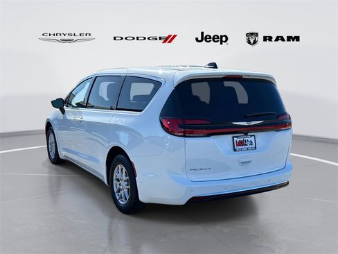 New 2026 Chrysler Pacifica Select image 4