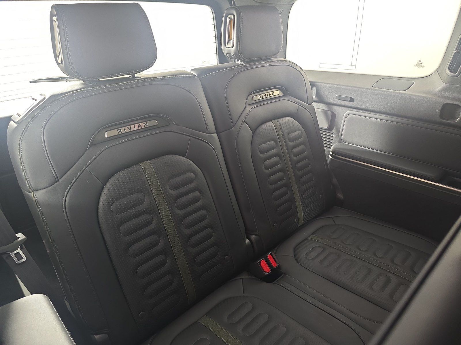 Used 2025 Rivian R1S Adventure Dual AWD/4WD image 25