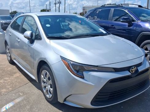Used 2025 Toyota Corolla LE FWD image 2