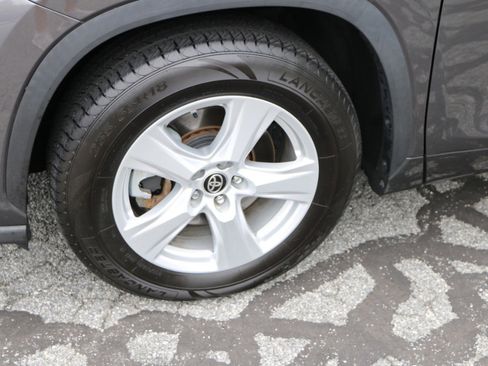 Used 2022 Toyota Highlander LE FWD image 14