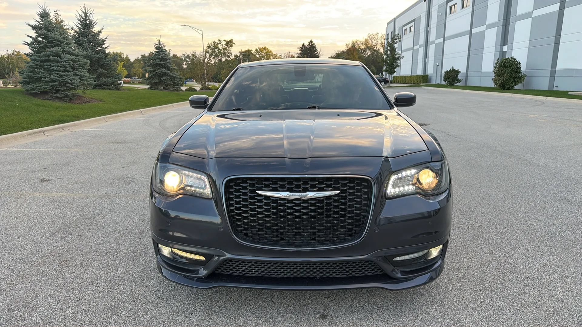 Used 2018 Chrysler 300 S w/ 300S Premium Group RWD image 2