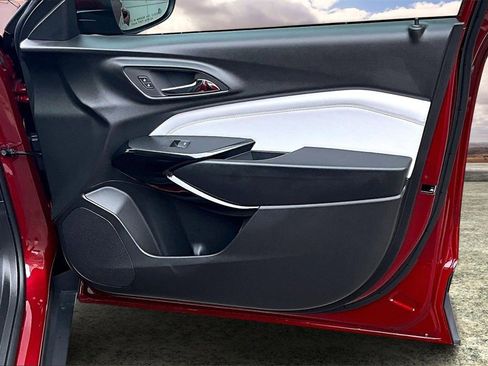 Used 2025 Chevrolet Trax LT image 27