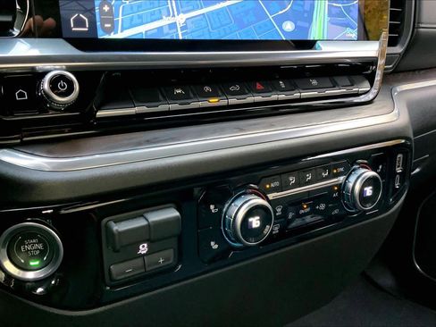 Used 2025 GMC Sierra 1500 SLT image 33