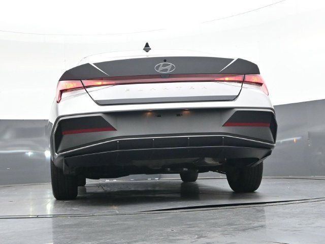 Used 2025 Hyundai Elantra SE FWD image 34