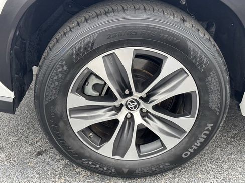 Used 2023 Toyota Highlander XLE image 6