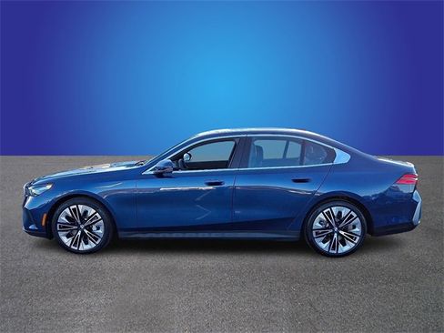 Used 2025 BMW 530i xDrive w/ Premium Package image 7