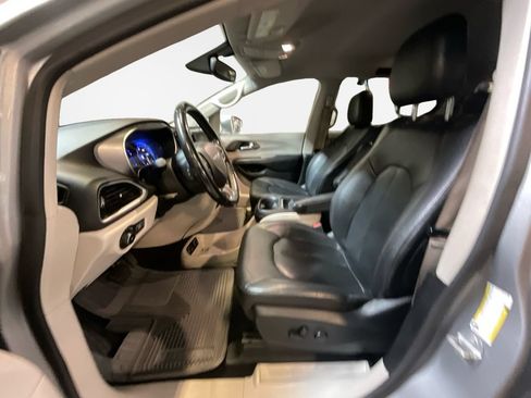 Used 2020 Chrysler Pacifica Touring-L FWD image 12