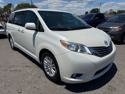 Used 2017 Toyota Sienna XLE image 3