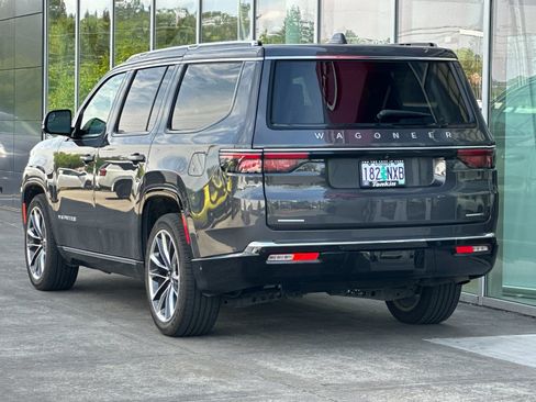 Used 2022 Jeep Wagoneer Series III w/ Premium Group I AWD/4WD image 5