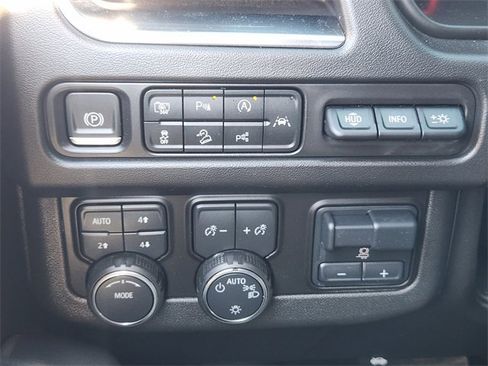 Used 2024 Chevrolet Suburban High Country w/ Advanced Technology Package image 21