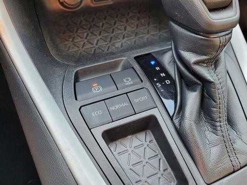 Used 2020 Toyota RAV4 LE image 27