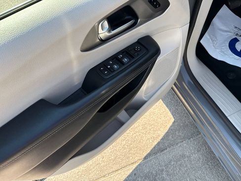 Used 2023 Chrysler Pacifica Touring-L FWD image 11