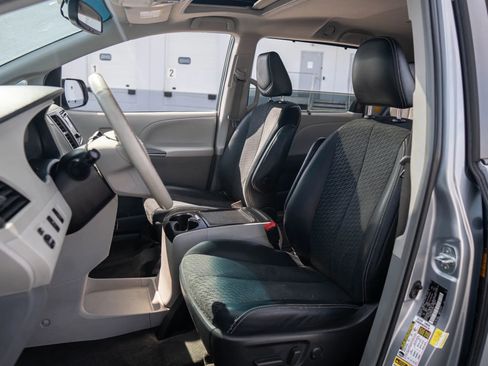 Used 2014 Toyota Sienna SE FWD image 23