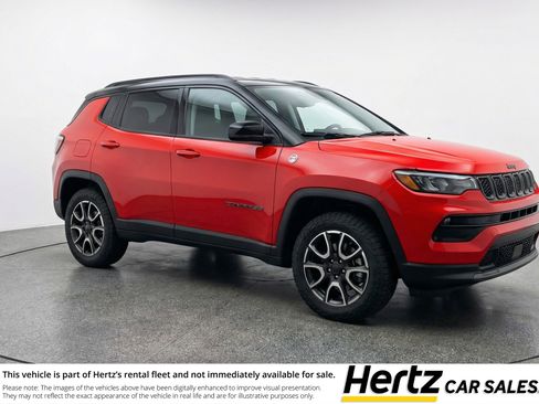 Used 2025 Jeep Compass Trailhawk AWD/4WD image 1