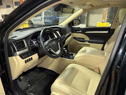 Used 2017 Toyota Highlander XLE AWD/4WD image 31
