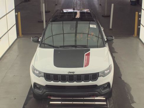 Used 2025 Jeep Compass Trailhawk AWD/4WD image 2