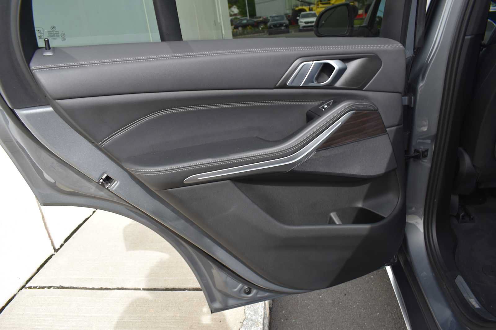 Used 2024 BMW X5 xDrive40i w/ Parking Assistance Package AWD/4WD image 14