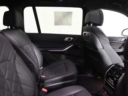 Used 2025 BMW X7 xDrive40i w/ M Sport Package image 18