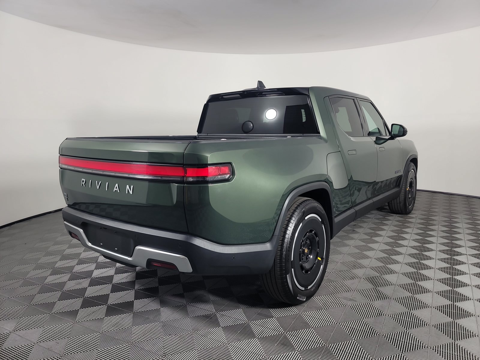 Used 2025 Rivian R1T Adventure Dual AWD/4WD image 5