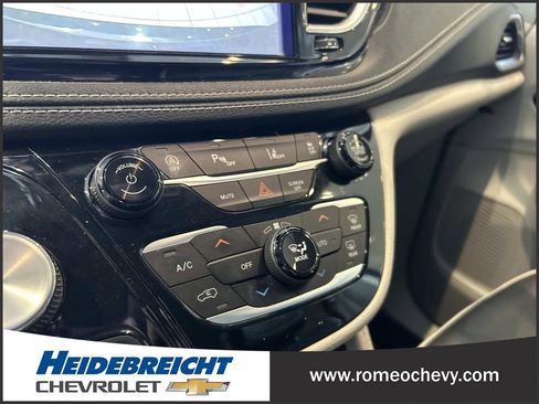 Used 2021 Chrysler Pacifica Limited w/ Uconnect Theater Family Group image 23