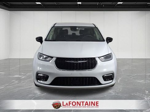 Certified 2024 Chrysler Pacifica Touring-L image 8