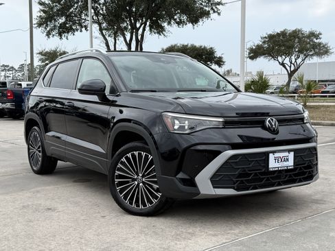 Used 2025 Volkswagen Taos SE image 2