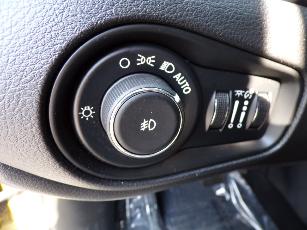 Used 2015 Jeep Renegade Latitude w/ Popular Equipment Group AWD/4WD image 20