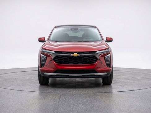 Used 2025 Chevrolet Trax LT FWD image 2