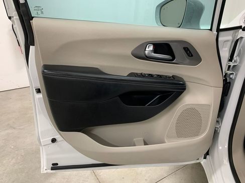 Used 2021 Chrysler Pacifica Touring-L image 16