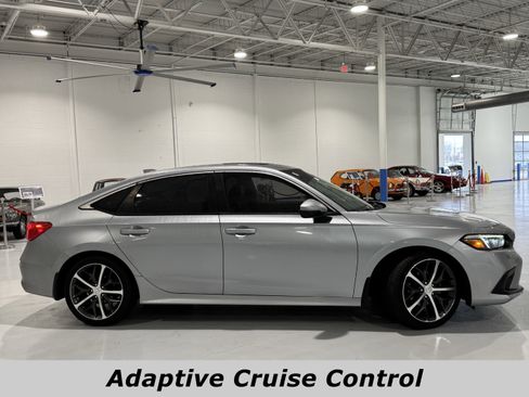 Used 2023 Honda Civic Touring image 2