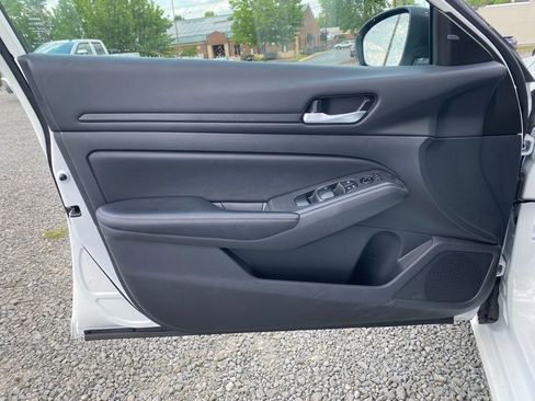 Used 2025 Nissan Altima 2.5 SV FWD image 9