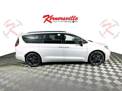 New 2026 Chrysler Pacifica Limited w/ Uconnect Theater Family Group image 8