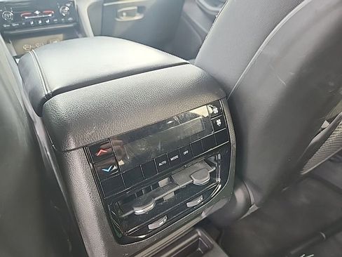 Used 2023 Jeep Grand Cherokee L Laredo image 12