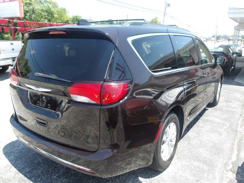 Used 2017 Chrysler Pacifica Touring-L FWD image 8