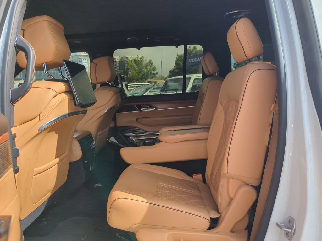 Used 2022 Jeep Grand Wagoneer Series III w/ Rear Seat Video Group 1 AWD/4WD image 9