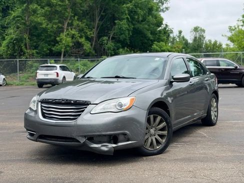 Used 2013 Chrysler 200 Touring FWD image 2