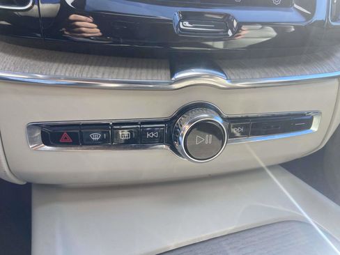 Certified 2023 Volvo XC60 B5 Ultimate w/ Protection Package Premier image 28