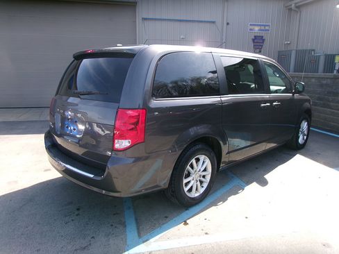 Used 2020 Dodge Grand Caravan SE FWD image 5