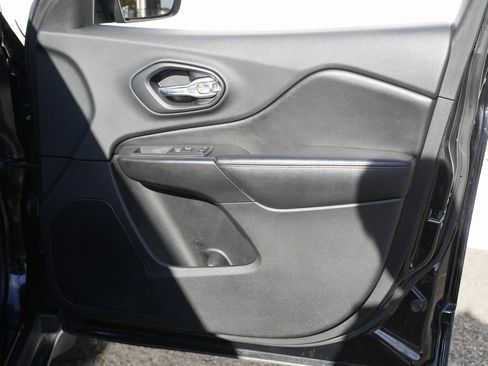 Used 2019 Jeep Cherokee Trailhawk w/ Cold Weather Group image 34