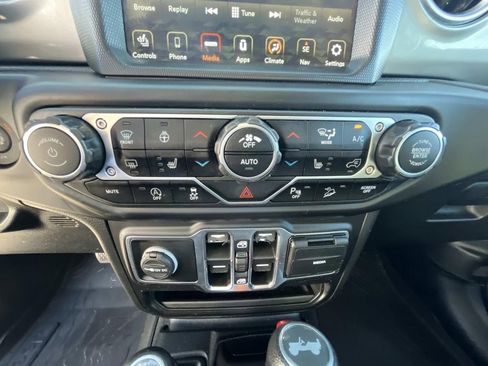 Used 2020 Jeep Wrangler Unlimited Sahara image 23