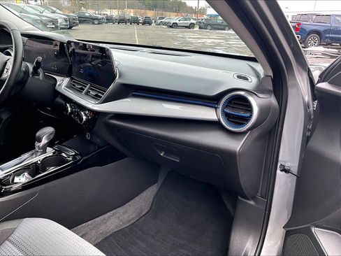 Used 2025 Chevrolet Trax LT w/ LT Convenience Package image 13