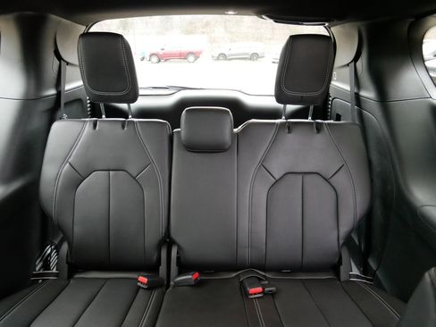 New 2026 Chrysler Pacifica Select image 8
