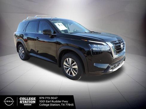 New 2025 Nissan Pathfinder SL image 3