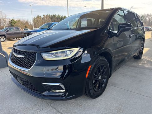 Used 2024 Chrysler Pacifica Touring-L image 3