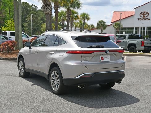 Certified 2023 Toyota Venza XLE image 3