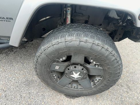 Used 2017 Jeep Wrangler Unlimited Sahara AWD/4WD image 5