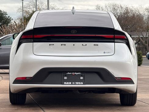 Certified 2025 Toyota Prius LE image 6