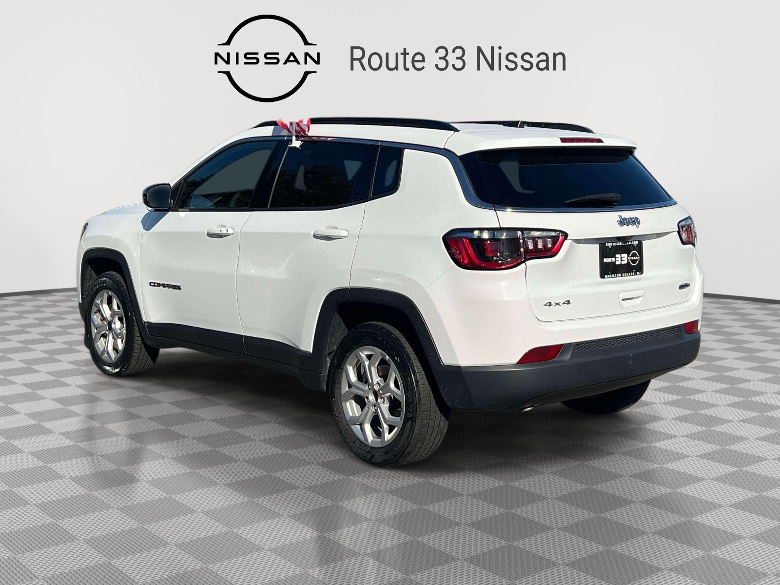 Used 2025 Jeep Compass Latitude w/ Sun & Sound Group AWD/4WD image 3