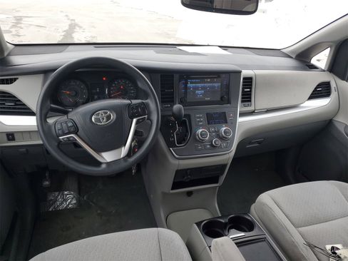 Used 2016 Toyota Sienna LE image 9